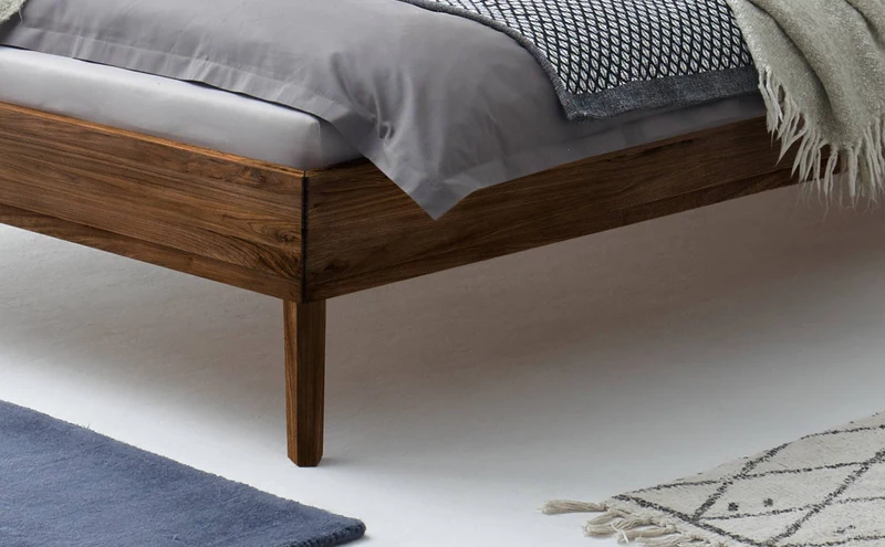 Hasena Massivholzbett Calvari Trento, Nussbaum mit konischen Füßen