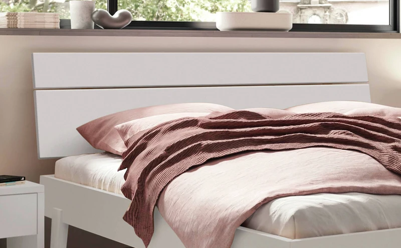 Hasena Bett Imperia aus der Kollektion Trento in Weiß mit Holzfüßen