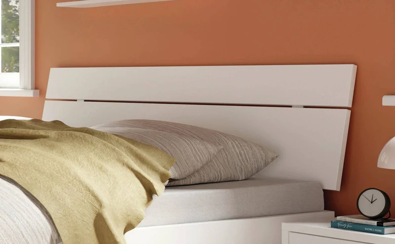 Hasena Floris Designbett Trento Weiß mit markanten Schrägfüßen und Kopfteil