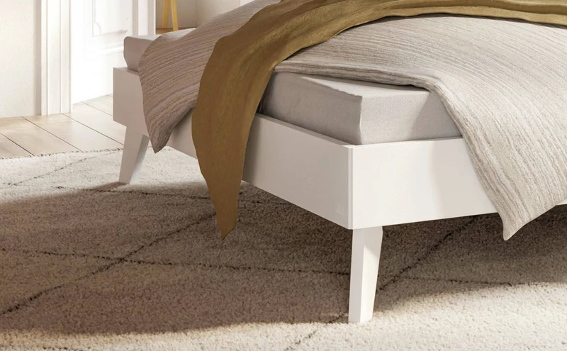 Hasena Floris Designbett Trento Weiß mit markanten Schrägfüßen und Kopfteil