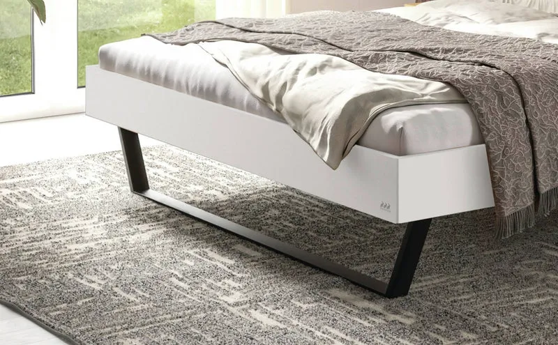 Hasena Bett Romeo, Trento-Kollektion, Weiß mit schwarzen Metallkufen