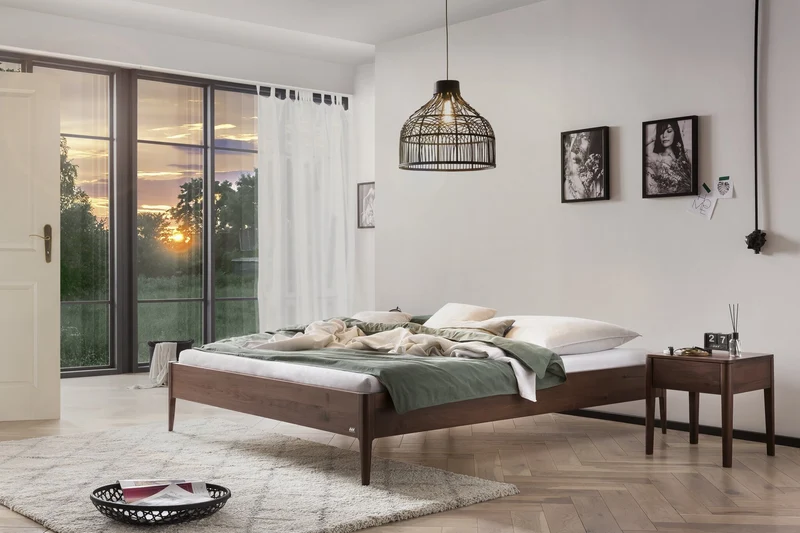 Hasena Massivholzbett Pieve Nussbaum geölt, Lounge-Design mit Füßen