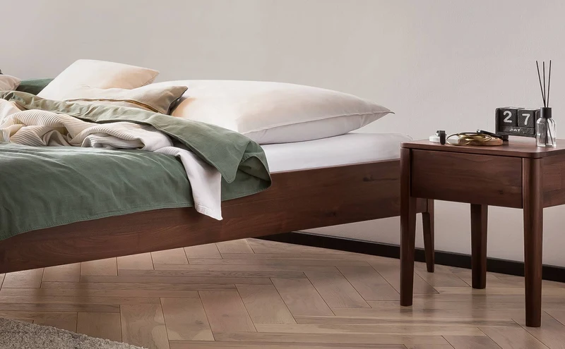Hasena Massivholzbett Pieve Nussbaum geölt, Lounge-Design mit Füßen