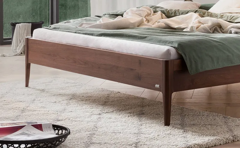 Hasena Massivholzbett Pieve Nussbaum geölt, Lounge-Design mit Füßen