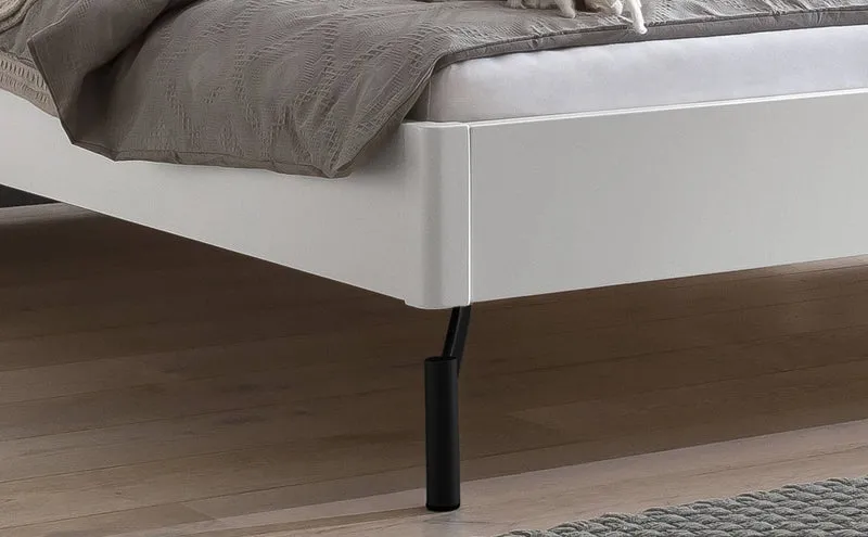 Hasena Albinia Bett Weiß mit schwarzen Metallfüßen – Lounge-Kollektion