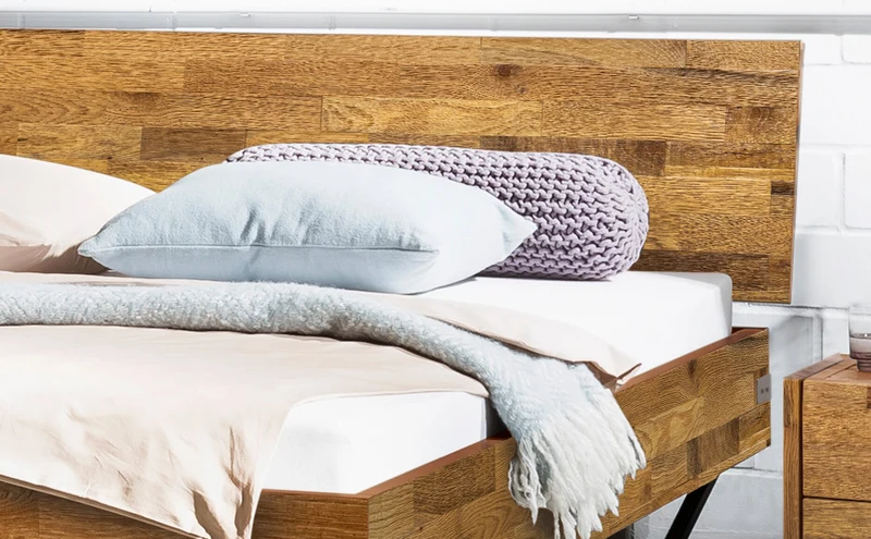 Hasena Bett Ezzo Industrial-Loft aus Akazie Massivholz mit Metallkufen