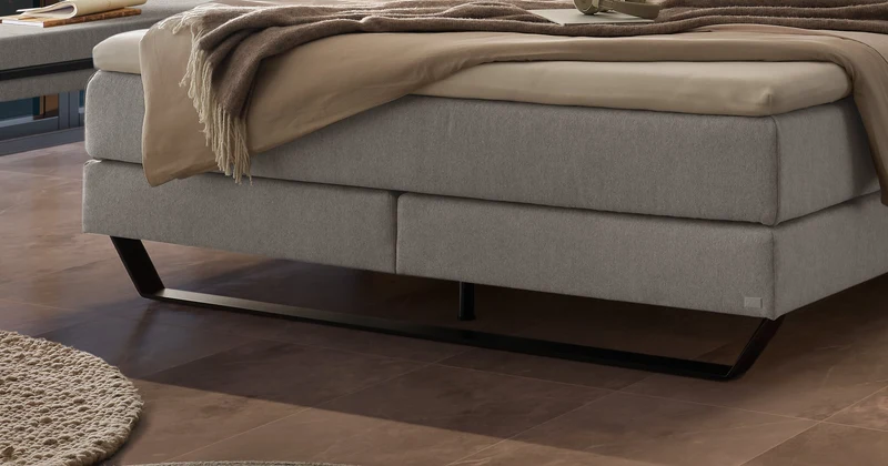 Hasena Boxspringbett Ambra in Pace Light Grey mit Metallkufe und Topper