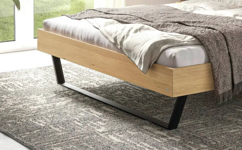 Hasena Massivholzbett Romeo Eiche bright mit schwarzen Metallkufen