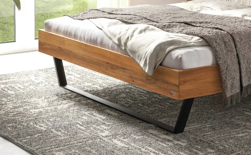 Hasena Trento Massivholzbett Romeo Wildeiche mit schwarzen Metallkufen