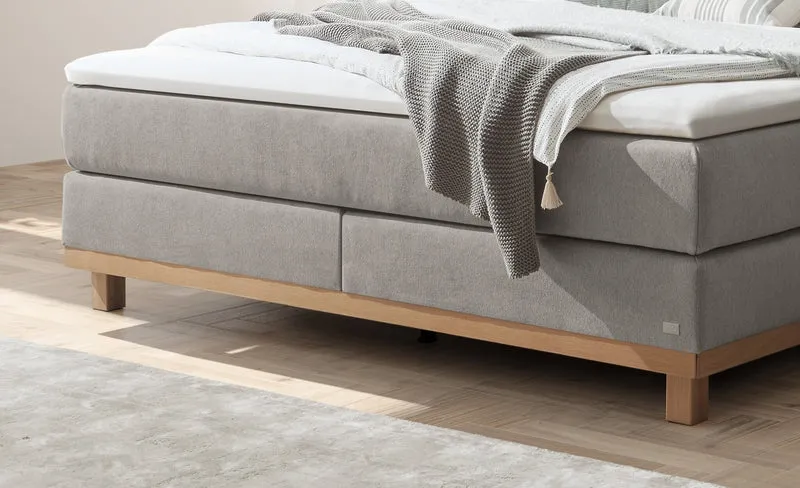 Hasena Boxspringbett Estela mit Massivholz-Füßen, Bezug Pace Light Grey