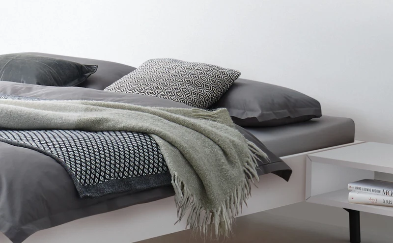 Hasena Bett Cardella Weiß mit schwarzen Metallfüßen der Kollektion Trento