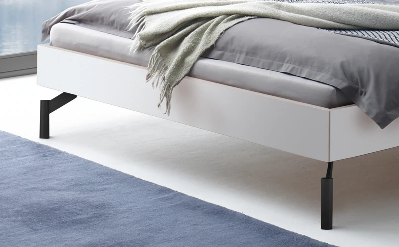 Hasena Bett Cardella Weiß mit schwarzen Metallfüßen der Kollektion Trento
