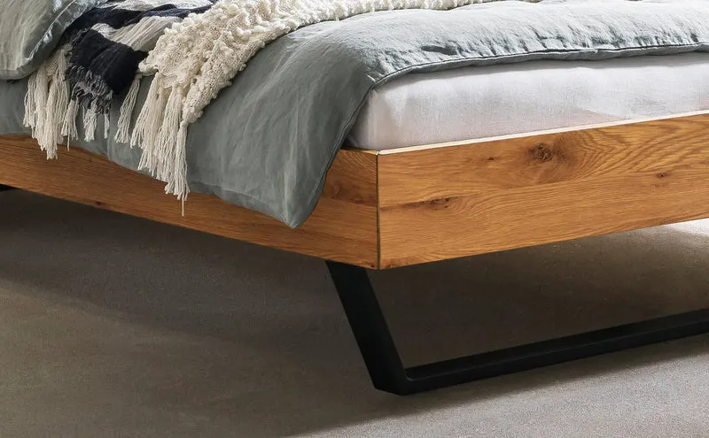 Hasena Trento Bett Asti Wildeiche natur mit schwarzen Metallkufen
