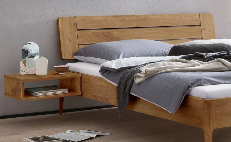 Hasena Busseto: Massivholzbett Wildeiche natur geölt, Lounge-Design