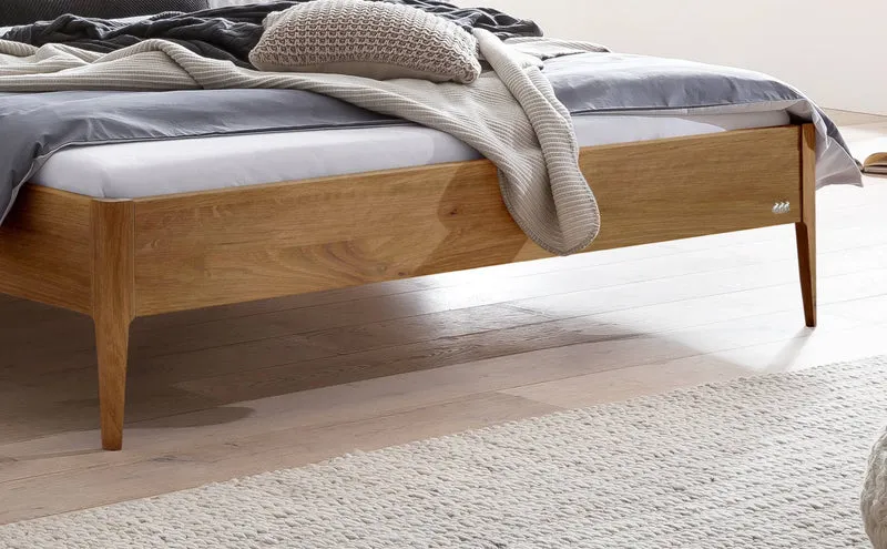 Hasena Busseto: Massivholzbett Wildeiche natur geölt, Lounge-Design