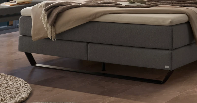 Hasena Boxspringbett Ambra in Pace Grey mit schwarzen Metallkufen