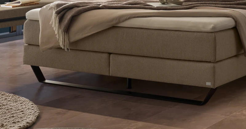 Hasena Boxspringbett Ambra Schwarz mit Bezug Pace Sand und Metallkufen