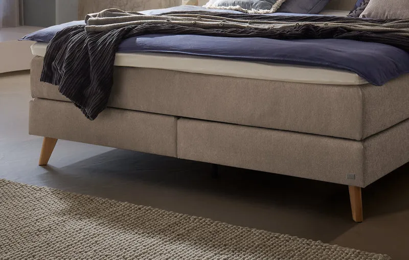Hasena Boxspringbett Fernanda Eiche bright mit Sandfarbenem Bezug