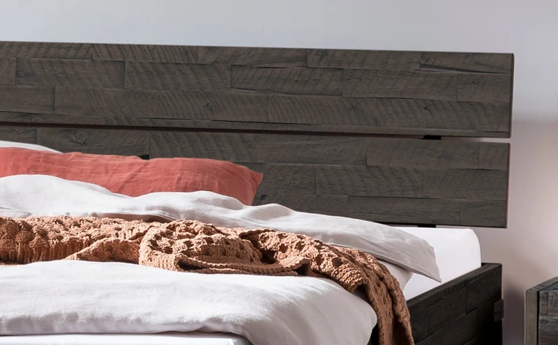 Hasena Bett Duno: Massives Akazienholz im Industrial-Loft-Stil mit markanten Metallfüßen