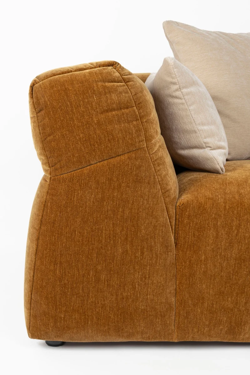 Sofa Hodge 4,5-Sitzer Ochre mit Samtbezug im 70er-Retro-Stil