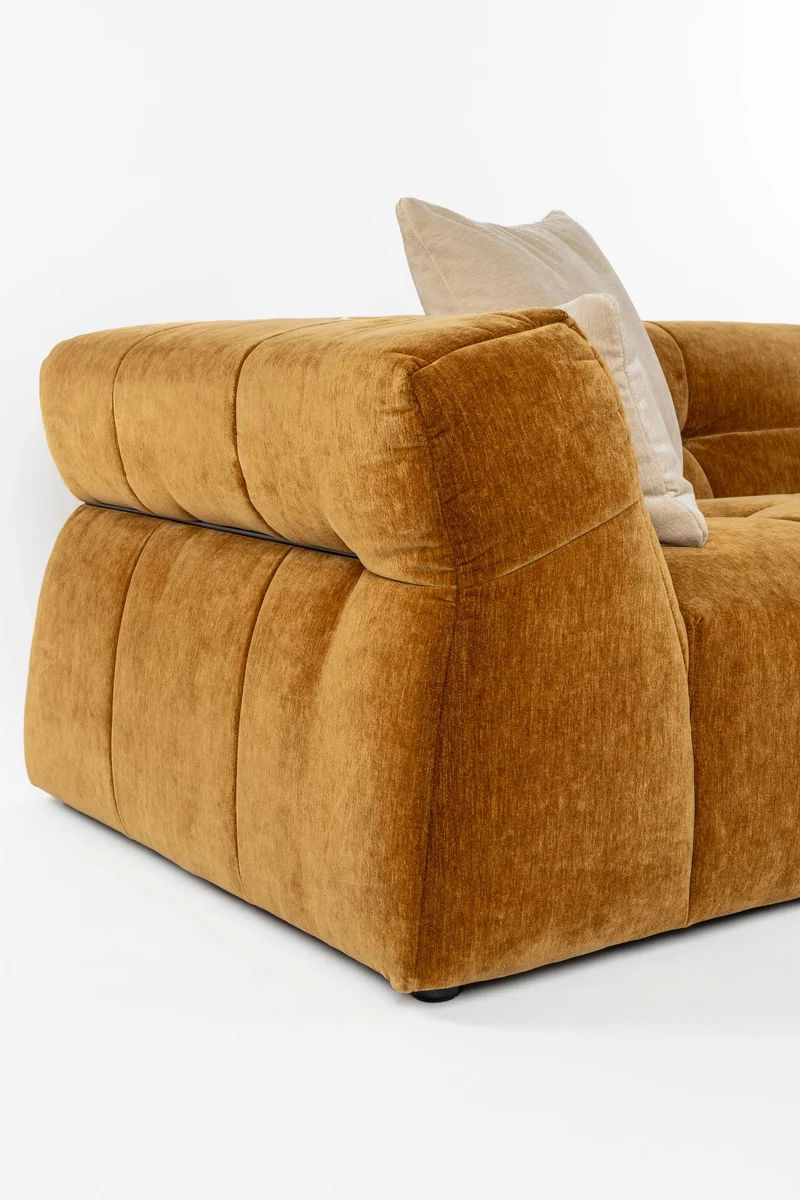Sofa Hodge 4,5-Sitzer Ochre mit Samtbezug im 70er-Retro-Stil