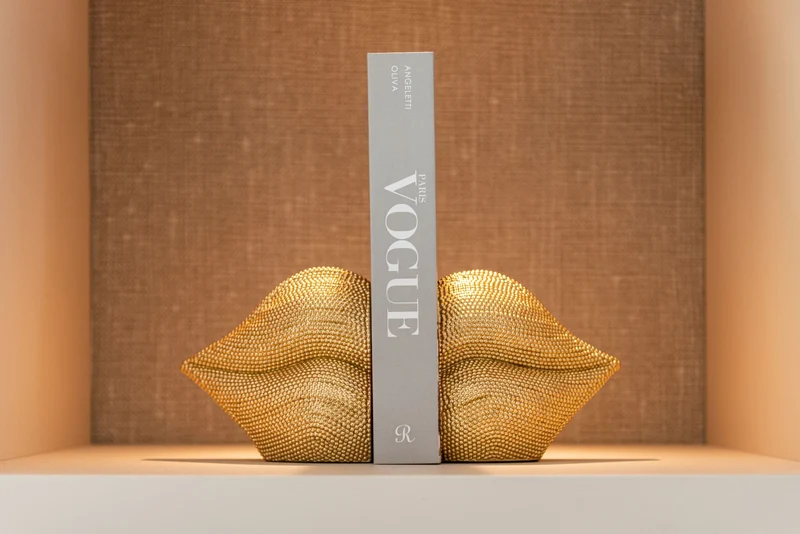 Richmond Buchständer Kiss gold – dekoratives Polyresin-Accessoire