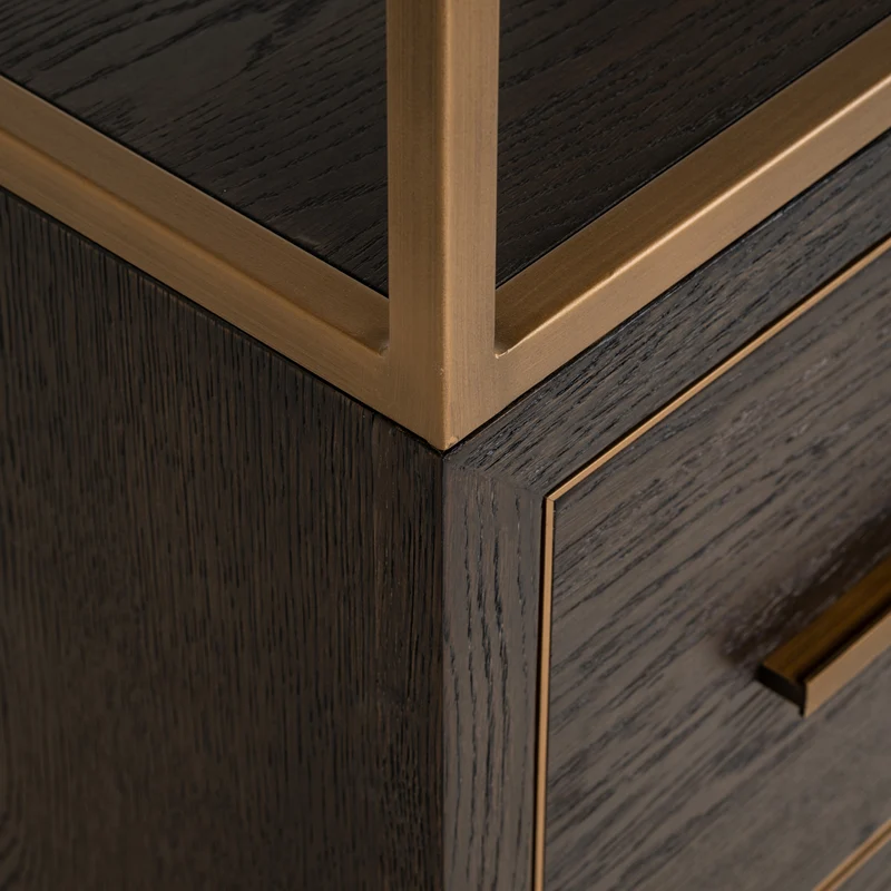 Vitrine Carter Small Braun – schmale Standvitrine aus Eiche