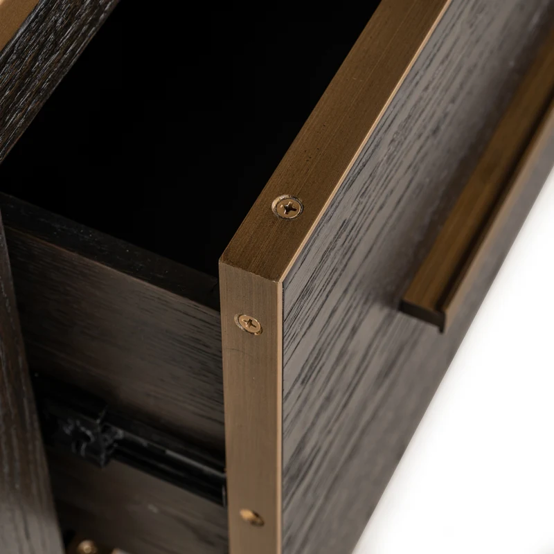 Vitrine Carter Small Braun – schmale Standvitrine aus Eiche