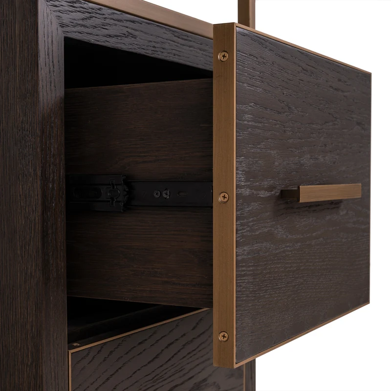 Vitrine Carter Small Braun – schmale Standvitrine aus Eiche