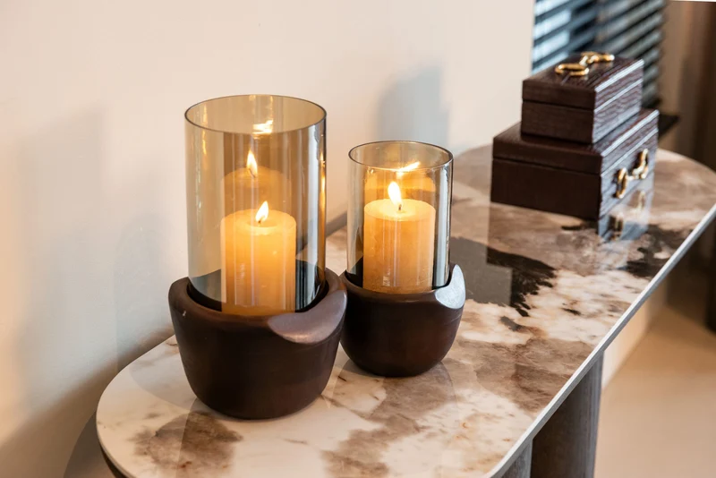 Windlicht Jade Small in Walnut – Eisen, Glas & Mangoholz, 21 cm