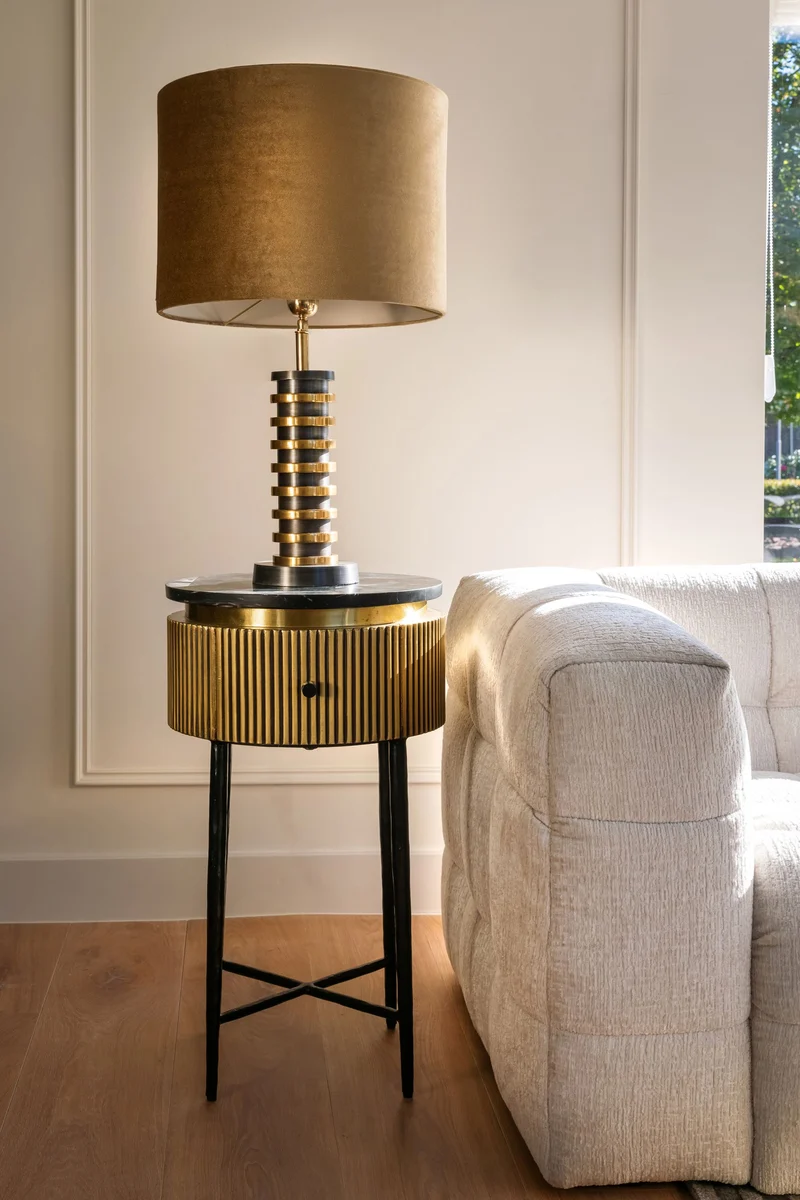 Beistelltisch Ironville gold – Marmorplatte & Messing-Details