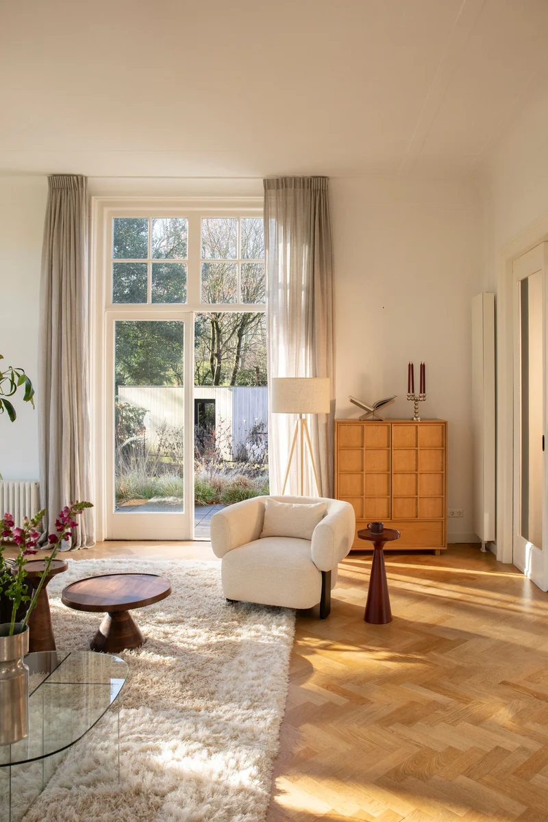 Couchtisch Floss Walnut aus Akazienholz, rund in Braun von Zuiver