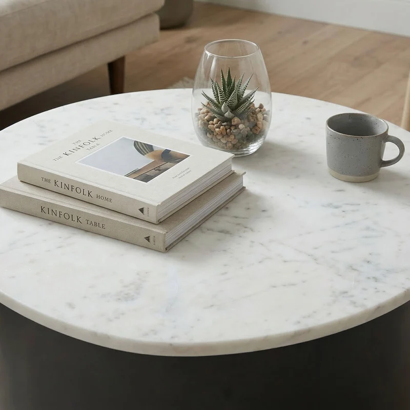 Couchtisch Marmor Weiß mit schwarzem Aluminiumgestell, organische Form