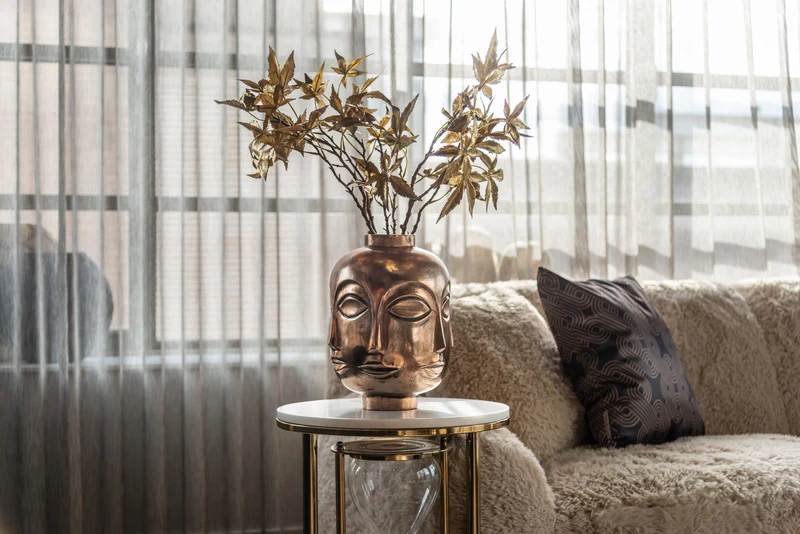 Richmond Beistelltisch Tempus gold – Marmor & Glas, Sanduhr-Design