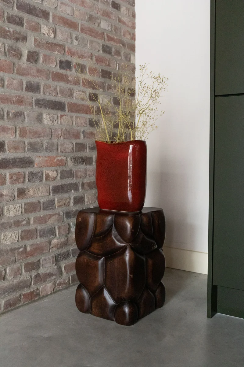 Handgefertigte Vase Edna M in Rot aus Keramik von Dutchbone