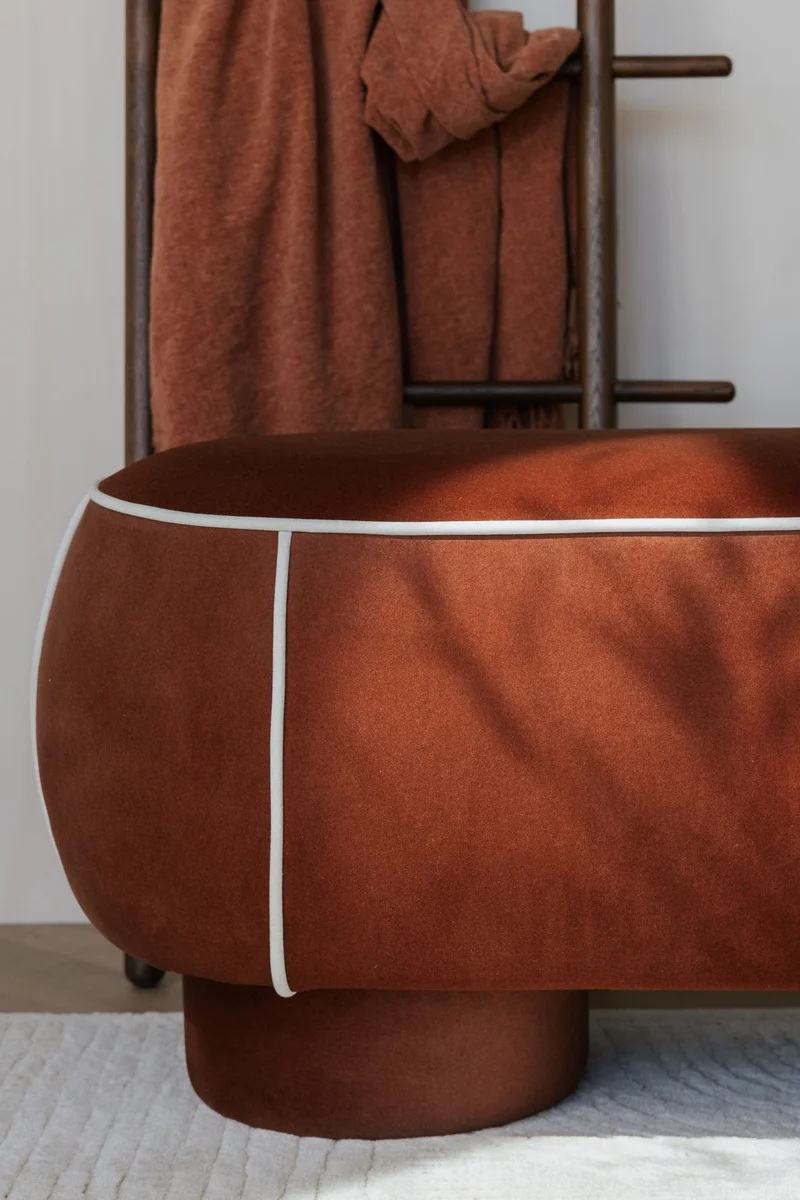 Sitzbank Marina M Rot mit Kontrastnaht im Retro-Design für Wohnzimmer
