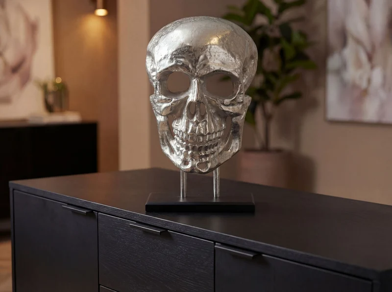 Standdeko Totenkopf Aluminium Silber 57 cm mit schwarzem Gestell