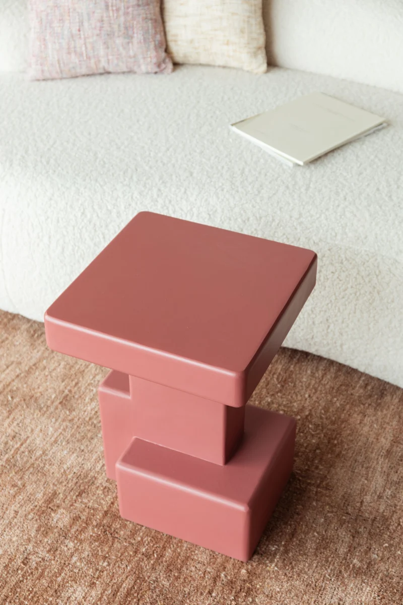Beistelltisch Blast mit brutalistischem Blockdesign aus MDF in Rot