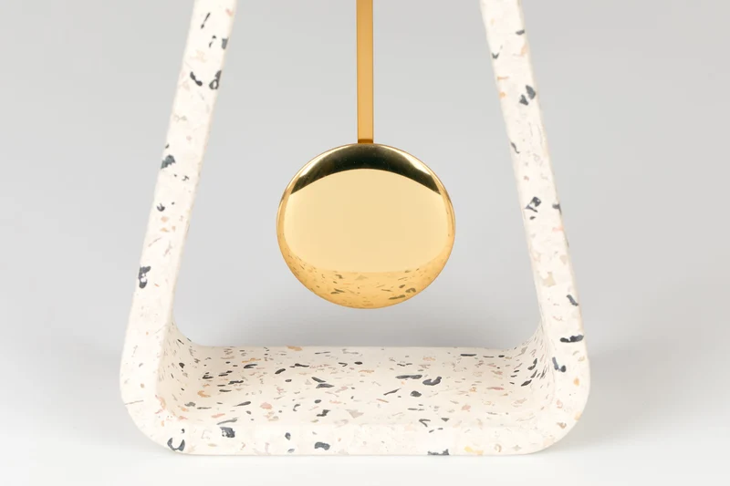 Wanduhr Pendulum Time Terrazzo White von Zuiver für Wohnzimmer