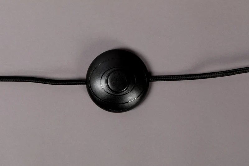 Stehlampe Vertigo Dutchbone, Nussbaumholz-Fuß mit Leinenschirm