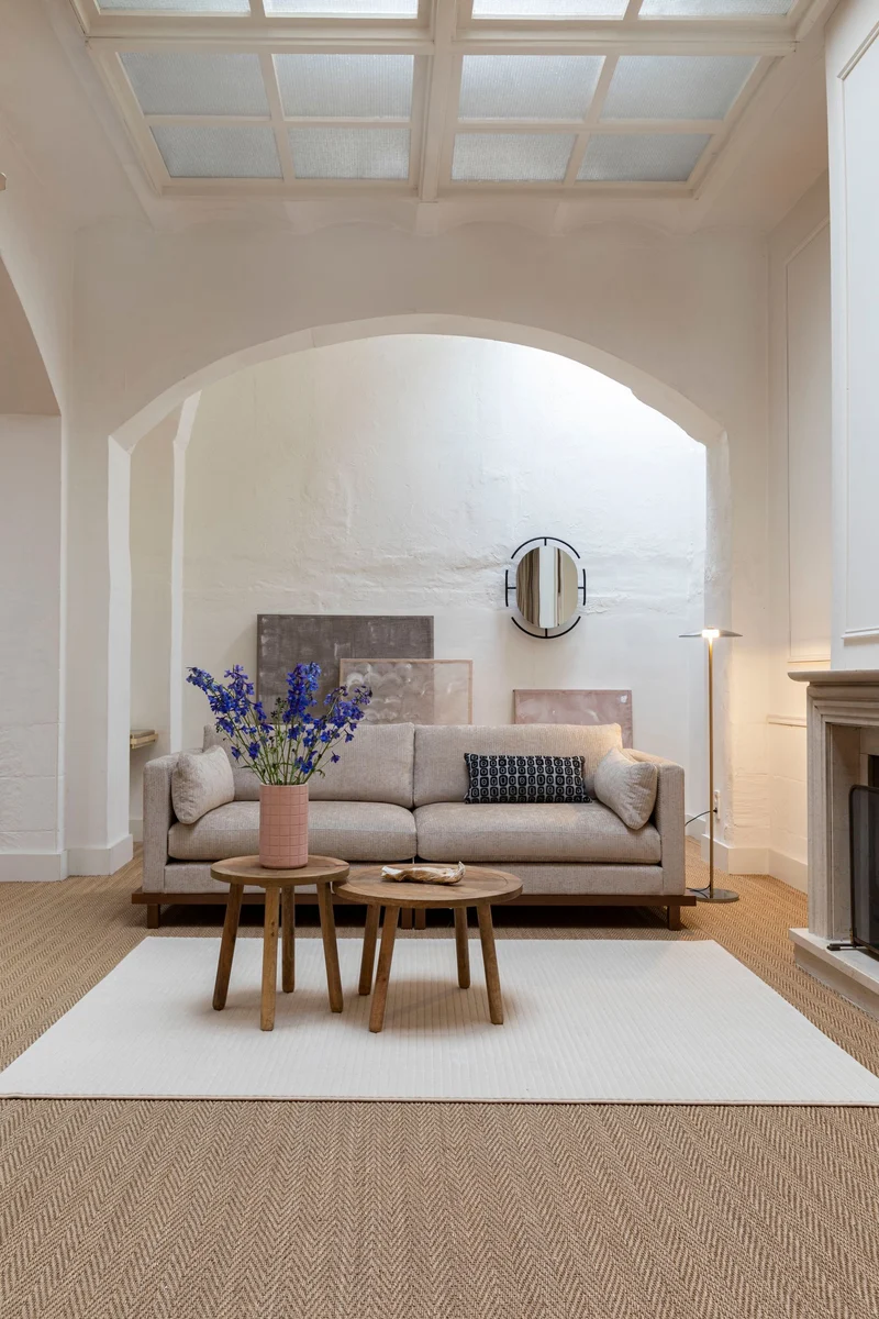 Sofa Blossom 3-Sitzer Sand mit Eichenholz-Gestell im Japandi-Stil