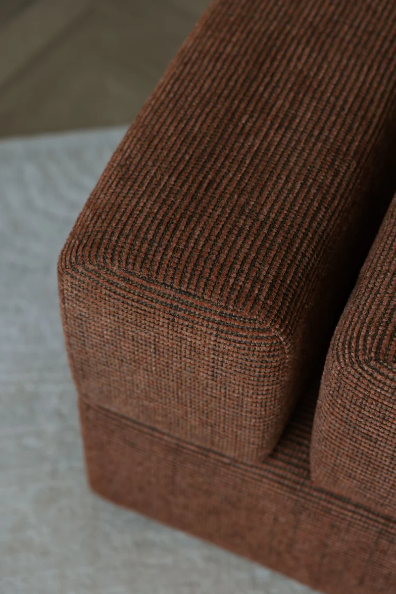 Hocker Staple Terracotta mit verspieltem Blockdesign, 40x40 cm