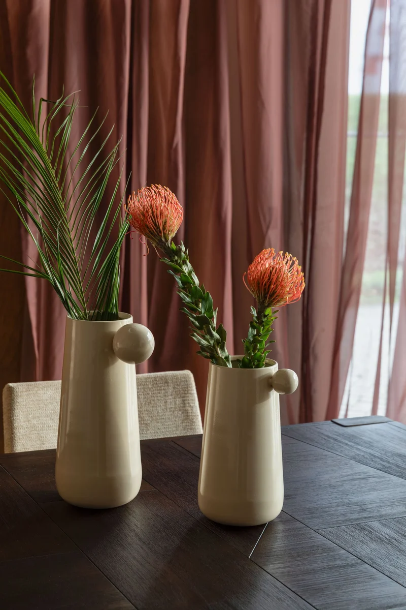 Vase Dot L in Beige mit Kugel-Detail aus Eisen von Dutchbone