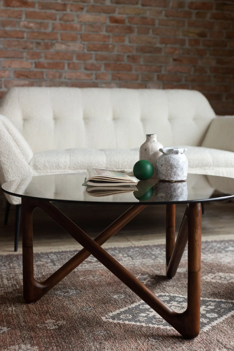 Couchtisch Naia Walnut mit Glasplatte und Eichenholzgestell, rund