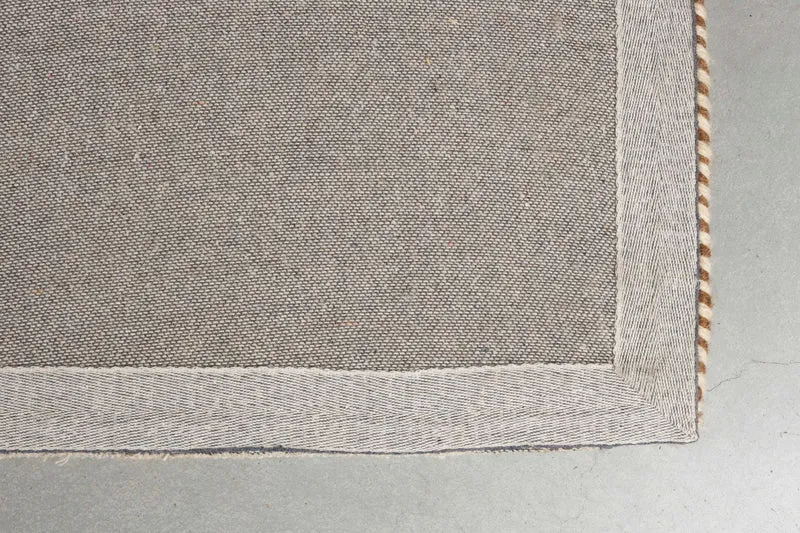 Teppich Doodle 200x300 in Beige mit gestepptem Rand von Zuiver
