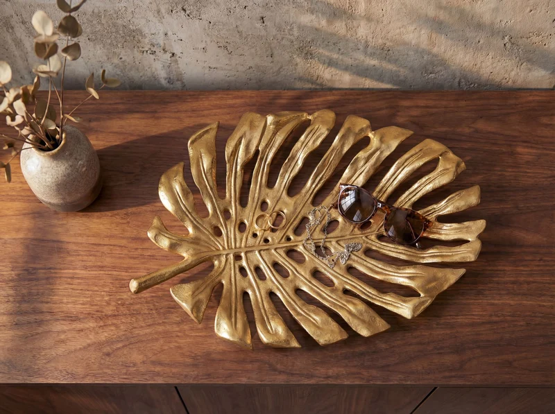 Dekoschale Monstera Gold 36 cm – Handmade Schmuckschale aus Aluminium