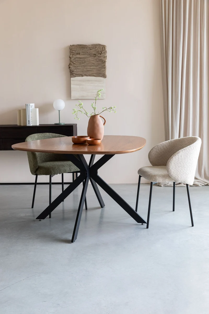 Esstisch Chase Organic Round in Beige mit schwarzem Metallgestell