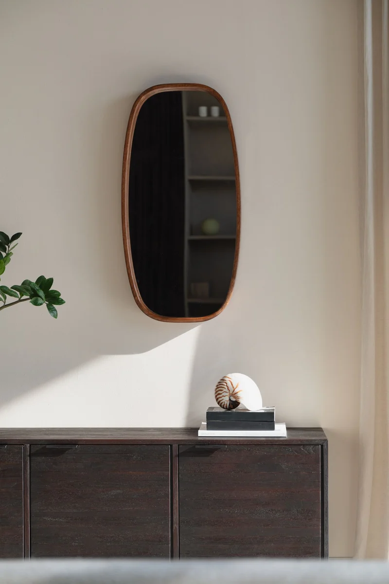 Spiegel Nyko M mit Gummibaumholz-Rahmen, Beige für Flur & Schlafzimmer
