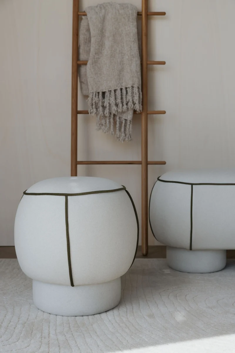 Hocker Marina Rot mit Kontrastnaht, Sitzpouf fürs Wohnzimmer