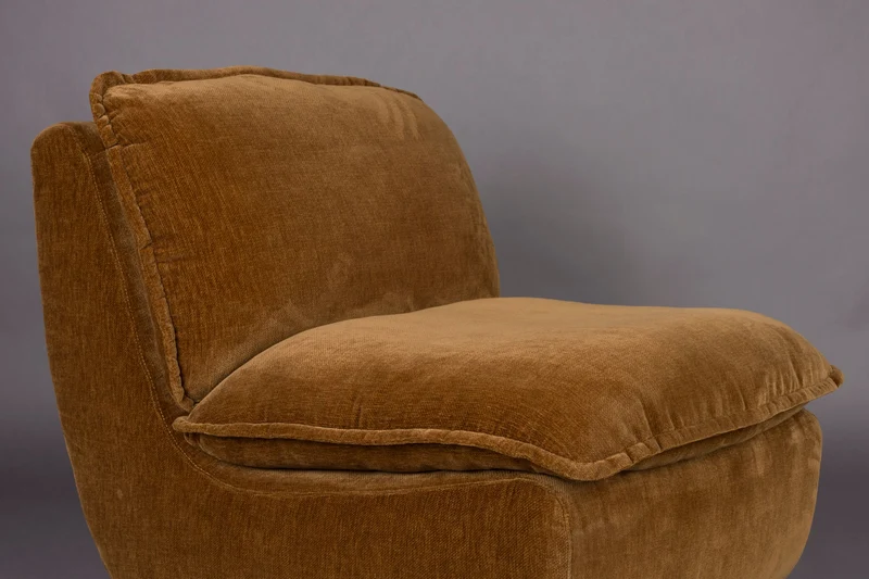 Loungesessel Radley Cognac von Dutchbone mit Samtbezug und Holzbeinen